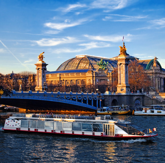 Les péniches avec la vue sur le Grand Palais